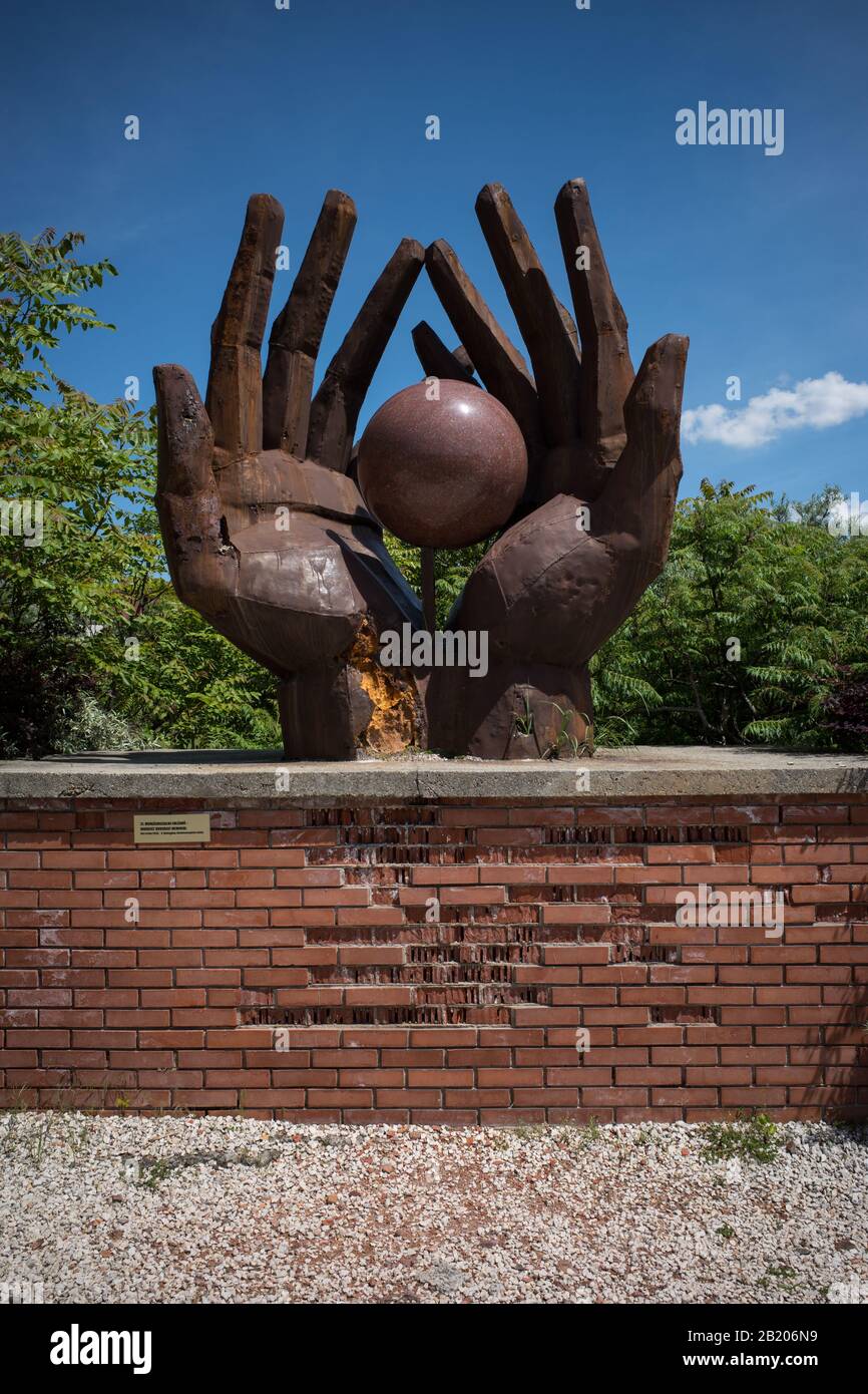 ARTE COMUNISTA - KARL MARX,LENINE SOSTENITORI ED EROI DEL PARTITO OPERAIO SI SONO RIUNITI IN UN UNICO POSTO - MEMENTO PARK BUDAPEST - ERA SOVIETICA - ARTE UFFICIALE COMUNISTA © FRÉDÉRIC BEAUMONT Foto Stock