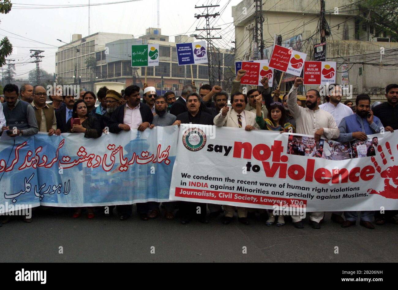 Karachi, Pakistan. 28th Feb 2020. I membri della società civile stanno tenendo una manifestazione di protesta contro il genocidio dei musulmani in India, presso il club stampa di Lahore venerdì 28 febbraio 2020. Credit: Asianet-Pakistan/Alamy Live News Foto Stock