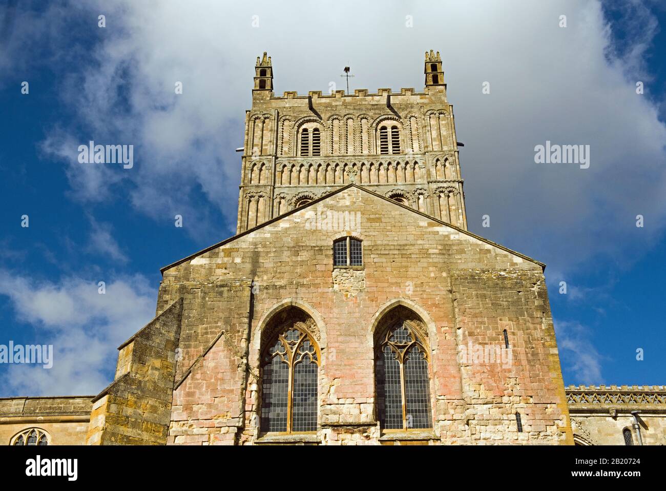 Tewkesbury Abbey Tower nel Gloucestershire in una soleggiata giornata di cielo blu Foto Stock