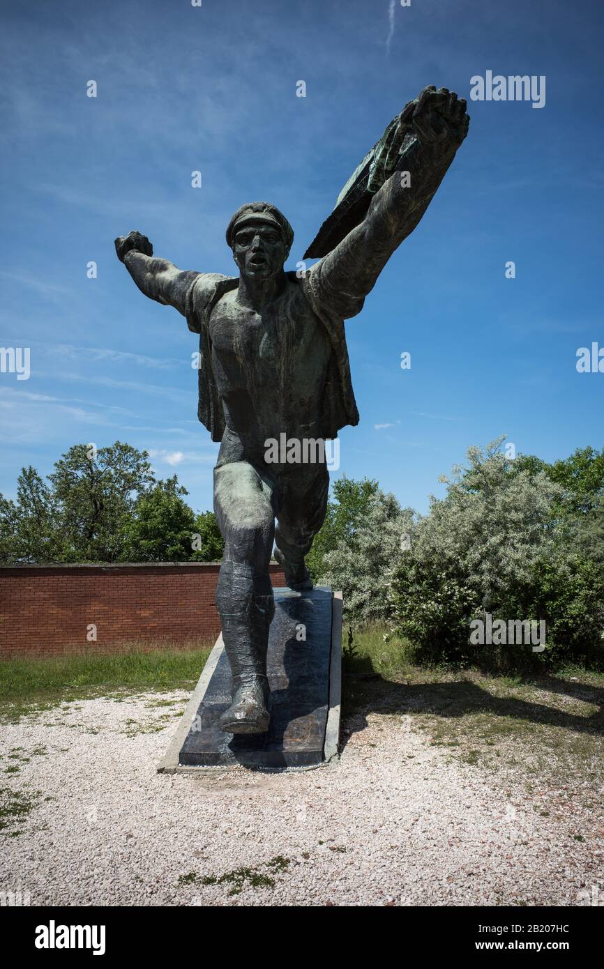 ARTE COMUNISTA - KARL MARX,LENINE SOSTENITORI ED EROI DEL PARTITO OPERAIO SI SONO RIUNITI IN UN UNICO POSTO - MEMENTO PARK BUDAPEST - ERA SOVIETICA - ARTE UFFICIALE COMUNISTA © FRÉDÉRIC BEAUMONT Foto Stock