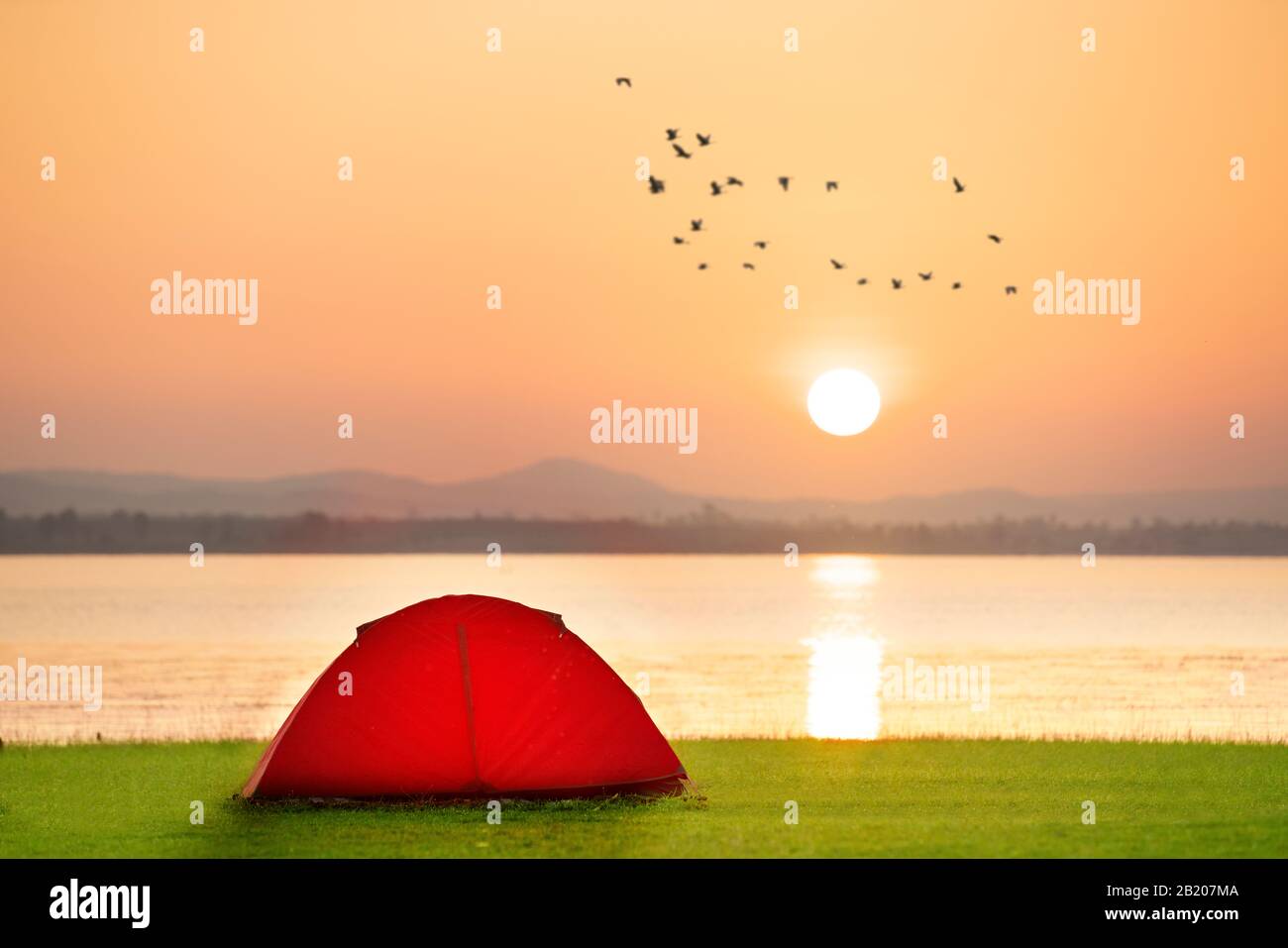 Tenda campeggio al mattino alla luce del sole accanto al mare con sfondo  naturale Foto stock - Alamy
