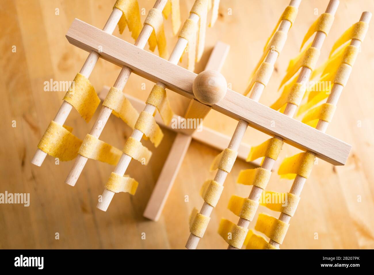 Asciugatura di pasta fresca di fettuccina italiana a mano Foto Stock