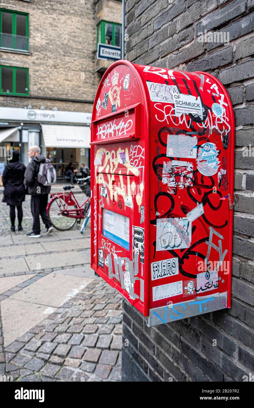 Red Post Box, casella postale per l'invio di lettere in Torvegade Street, Copenhagen, Danimarca Foto Stock