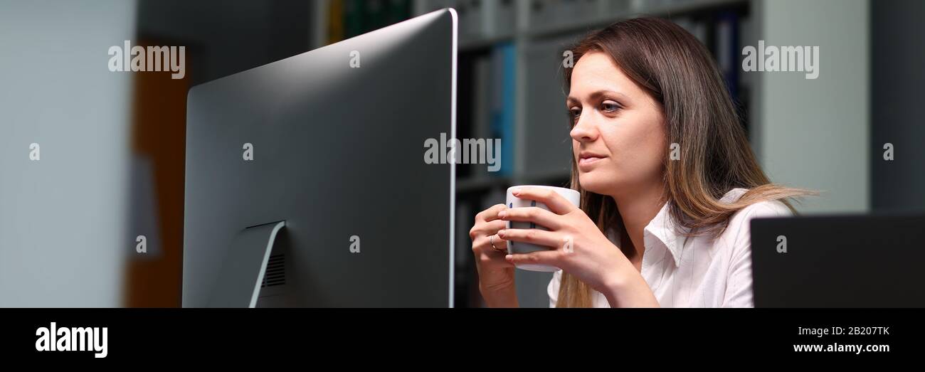 Carino donna in ufficio Foto Stock