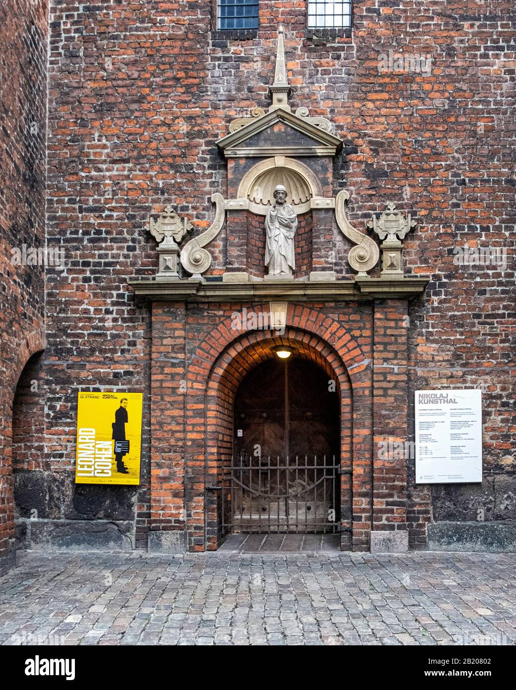 Il Copenhagen Contemporay Art Center è ospitato nello storico edificio della chiesa Nikolaj Kunsthal. Copenaghen, Danimarca. Esterno e facciata Foto Stock