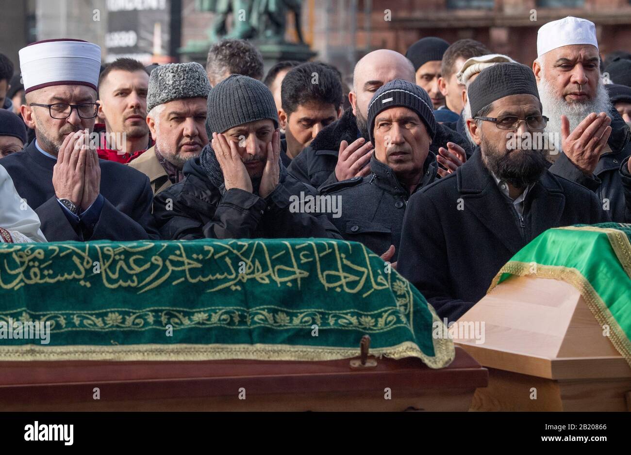 Hanau, Germania. 28th Feb, 2020. Con una preghiera musulmana per i morti sulle bare delle vittime, la gente saluta sul mercato di Hanau. Un tedesco di 43 anni aveva girato un totale di nove persone con radici straniere in tarda serata del 19 febbraio. Il marksman sportivo si dice anche di aver ucciso sua madre prima di prendere la sua vita. Credito: Boris Roessler/Dpa/Alamy Live News Foto Stock