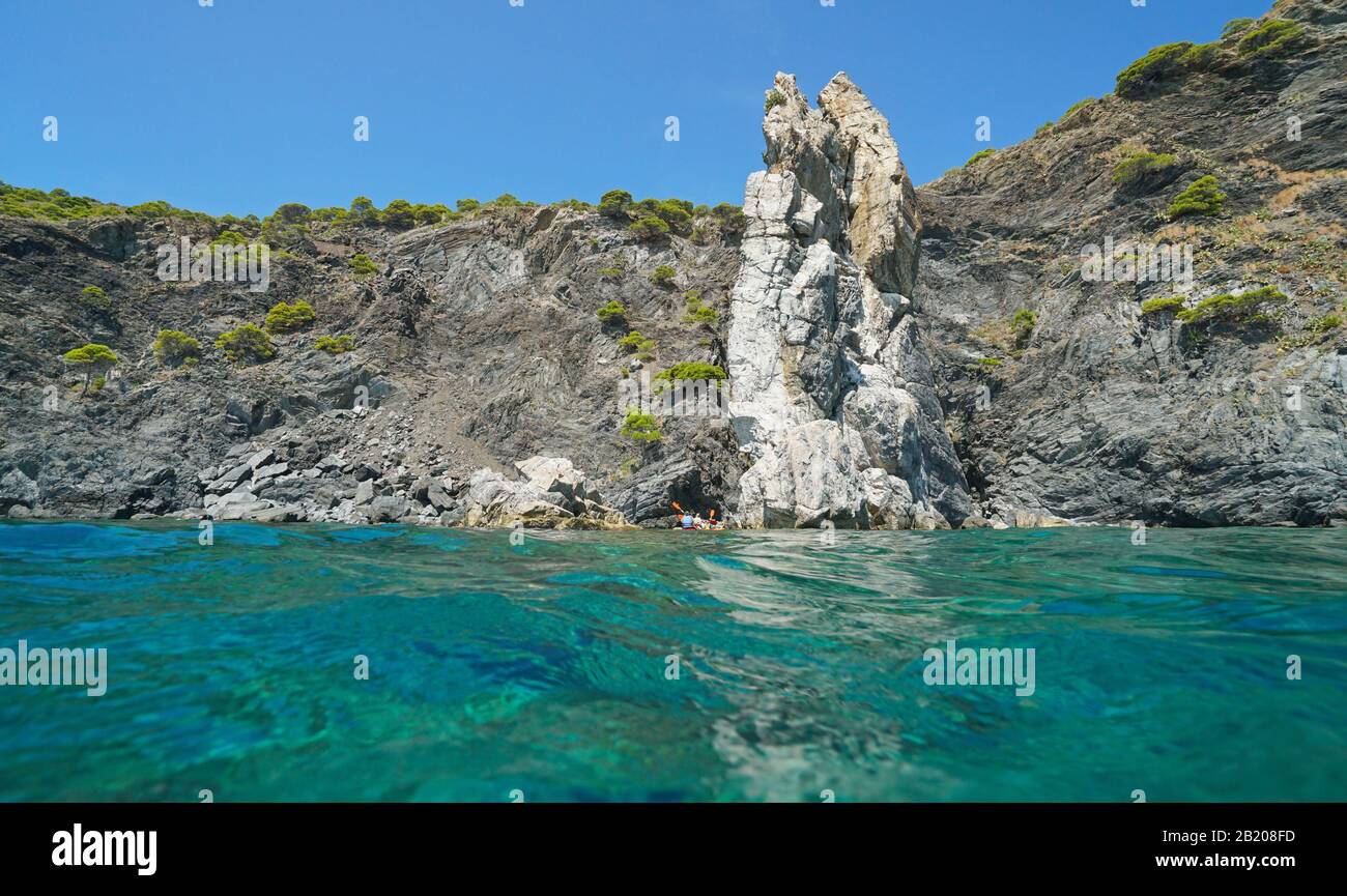 Costa rocciosa del Mar Mediterraneo vista dalla superficie dell'acqua, Spagna, Costa Brava, Colera, Catalogna, Alt Emporda, la Veta Blanca Foto Stock