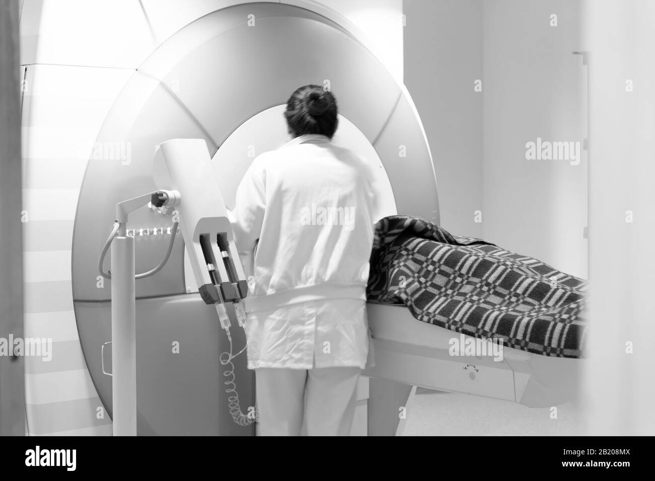 Diagnosi TC o RM in Clinica, infermiere Preparazione del paziente per la diagnostica Foto Stock