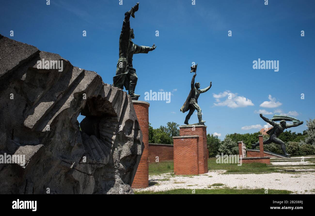 ARTE COMUNISTA - KARL MARX,LENINE SOSTENITORI ED EROI DEL PARTITO OPERAIO SI SONO RIUNITI IN UN UNICO POSTO - MEMENTO PARK BUDAPEST - ERA SOVIETICA - ARTE UFFICIALE COMUNISTA © FRÉDÉRIC BEAUMONT Foto Stock