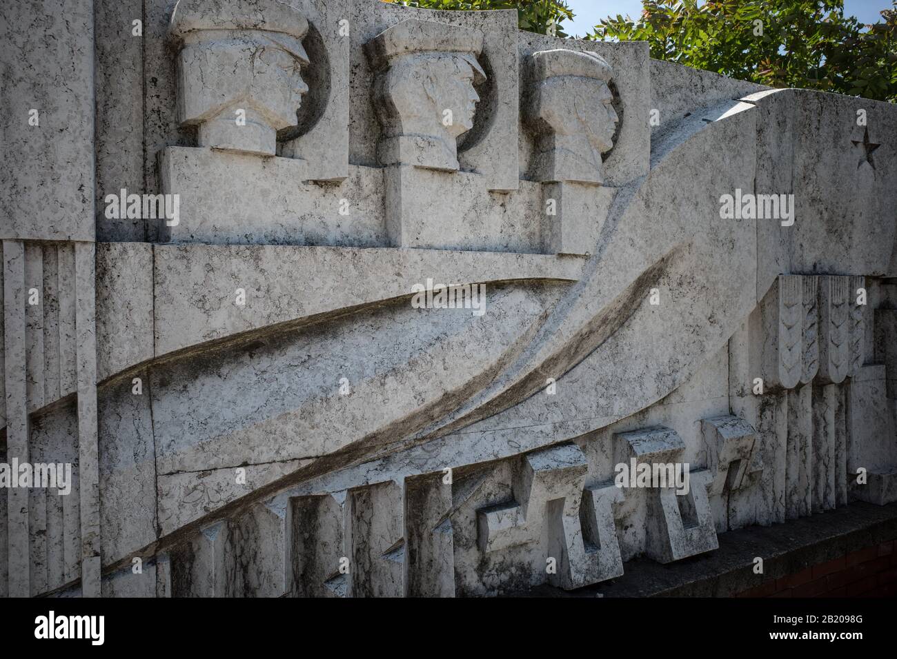 ARTE COMUNISTA - KARL MARX,LENINE SOSTENITORI ED EROI DEL PARTITO OPERAIO SI SONO RIUNITI IN UN UNICO POSTO - MEMENTO PARK BUDAPEST - ERA SOVIETICA - ARTE UFFICIALE COMUNISTA © FRÉDÉRIC BEAUMONT Foto Stock