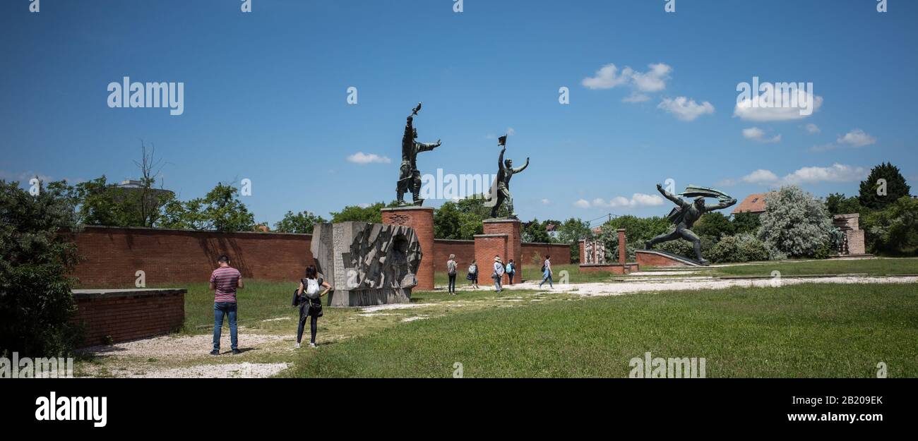 ARTE COMUNISTA - KARL MARX,LENINE SOSTENITORI ED EROI DEL PARTITO OPERAIO SI SONO RIUNITI IN UN UNICO POSTO - MEMENTO PARK BUDAPEST - ERA SOVIETICA - ARTE UFFICIALE COMUNISTA © FRÉDÉRIC BEAUMONT Foto Stock