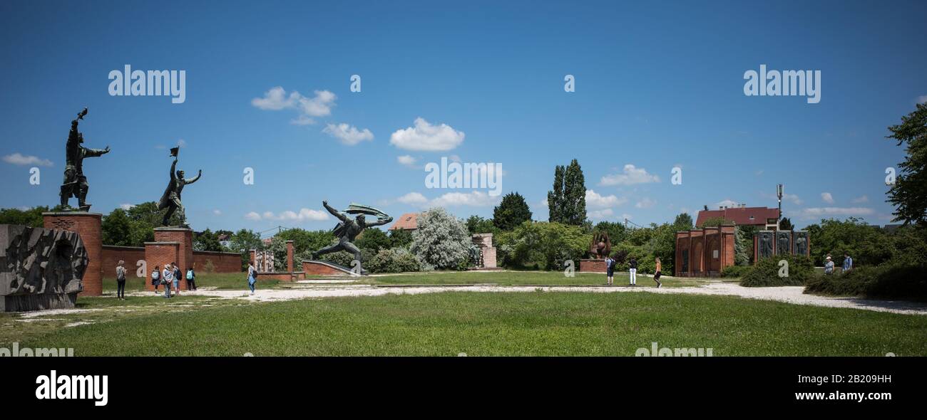 ARTE COMUNISTA - KARL MARX,LENINE SOSTENITORI ED EROI DEL PARTITO OPERAIO SI SONO RIUNITI IN UN UNICO POSTO - MEMENTO PARK BUDAPEST - ERA SOVIETICA - ARTE UFFICIALE COMUNISTA © FRÉDÉRIC BEAUMONT Foto Stock