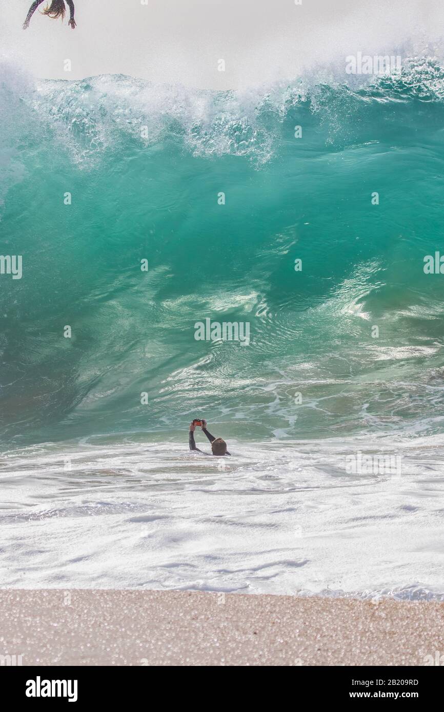 Fotografo che spara surfisti sbirciano su una grande onda al Wedge Newport Beach, California, Stati Uniti Foto Stock