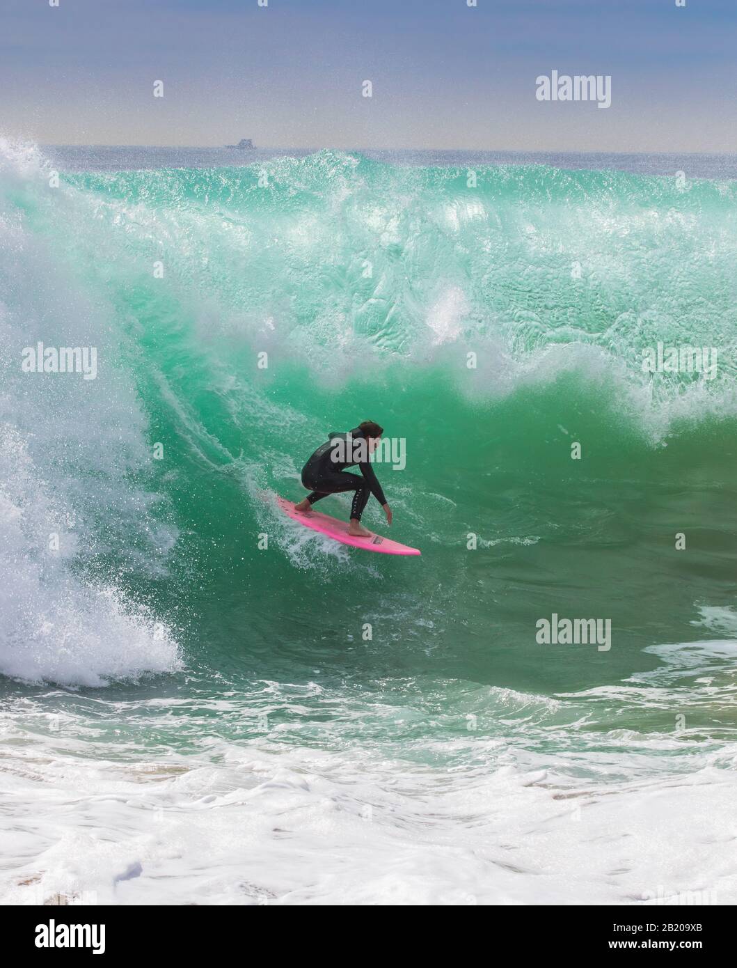 Surfista cavalcando un'onda al famoso punto di surf The Wedge, Newport Beach California USA Foto Stock