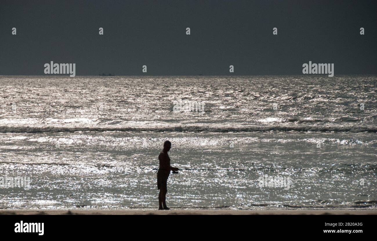Uomo pesca al tramonto, Goa sud, India Foto Stock