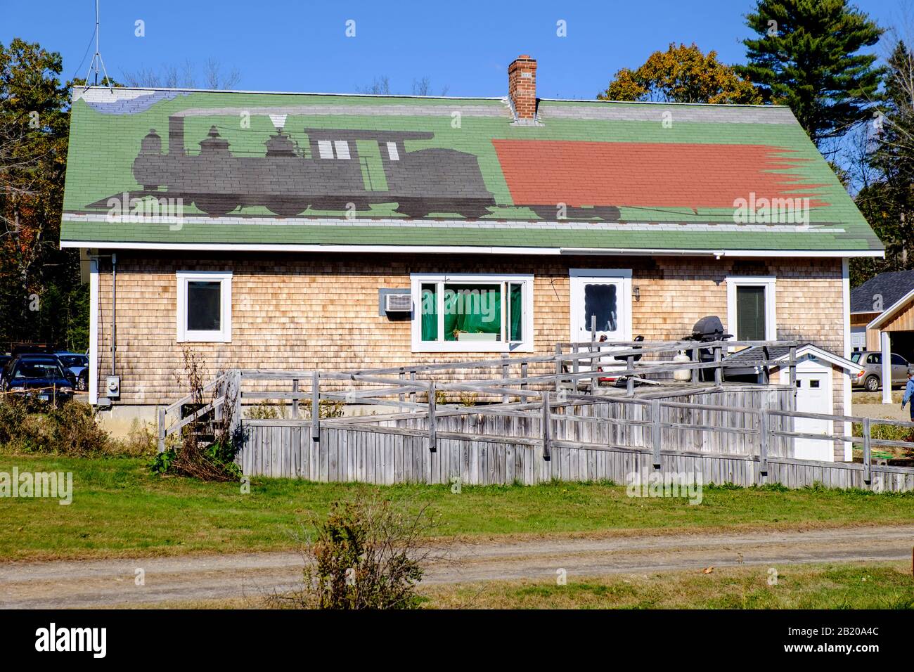 Bungalow con foto in treno in piastrelle sul tetto ad Alna, Maine, USA Foto Stock