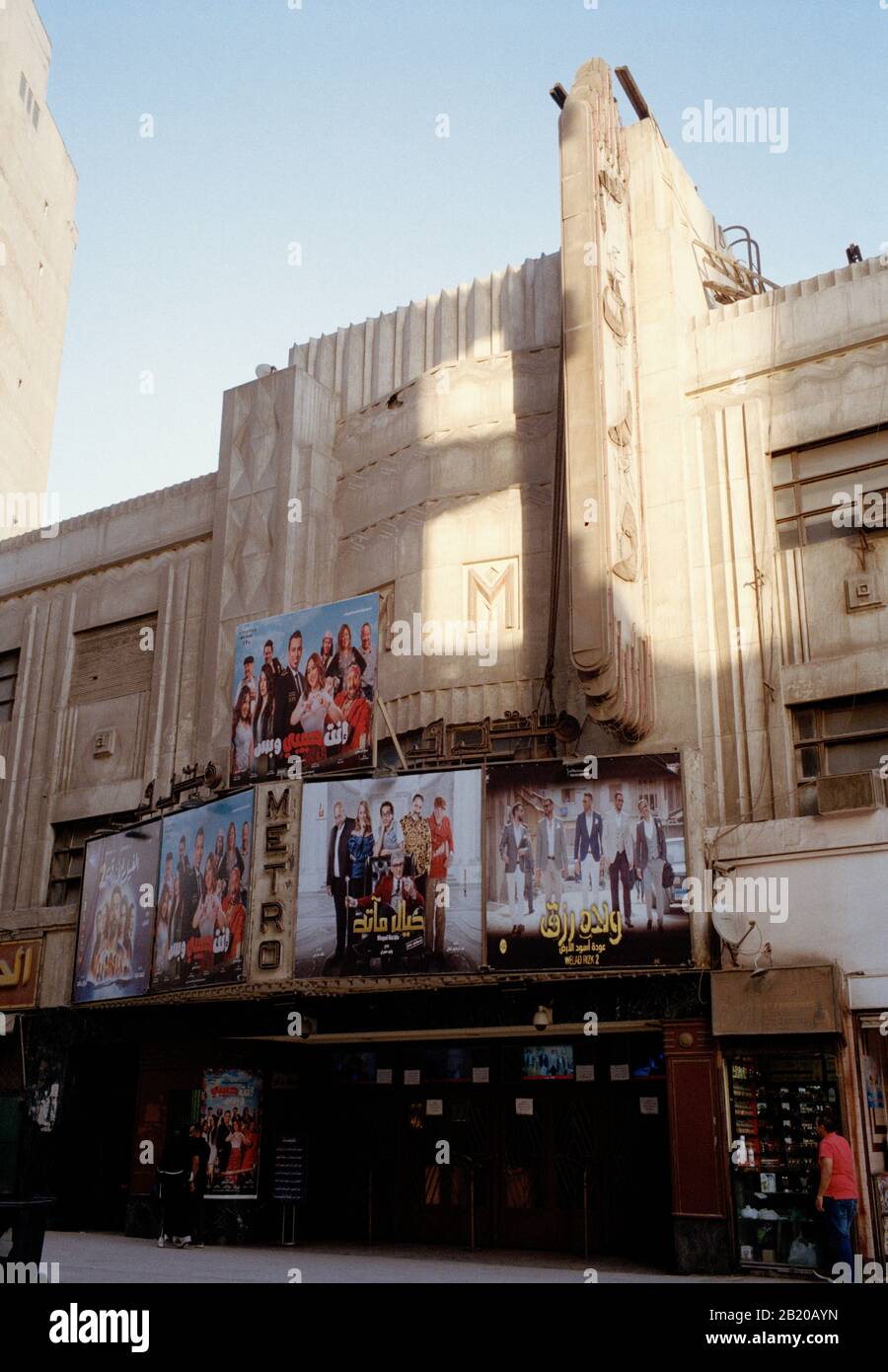 Bella architettura del Metro Cinema nel centro del Cairo in Egitto in Nord Africa Foto Stock