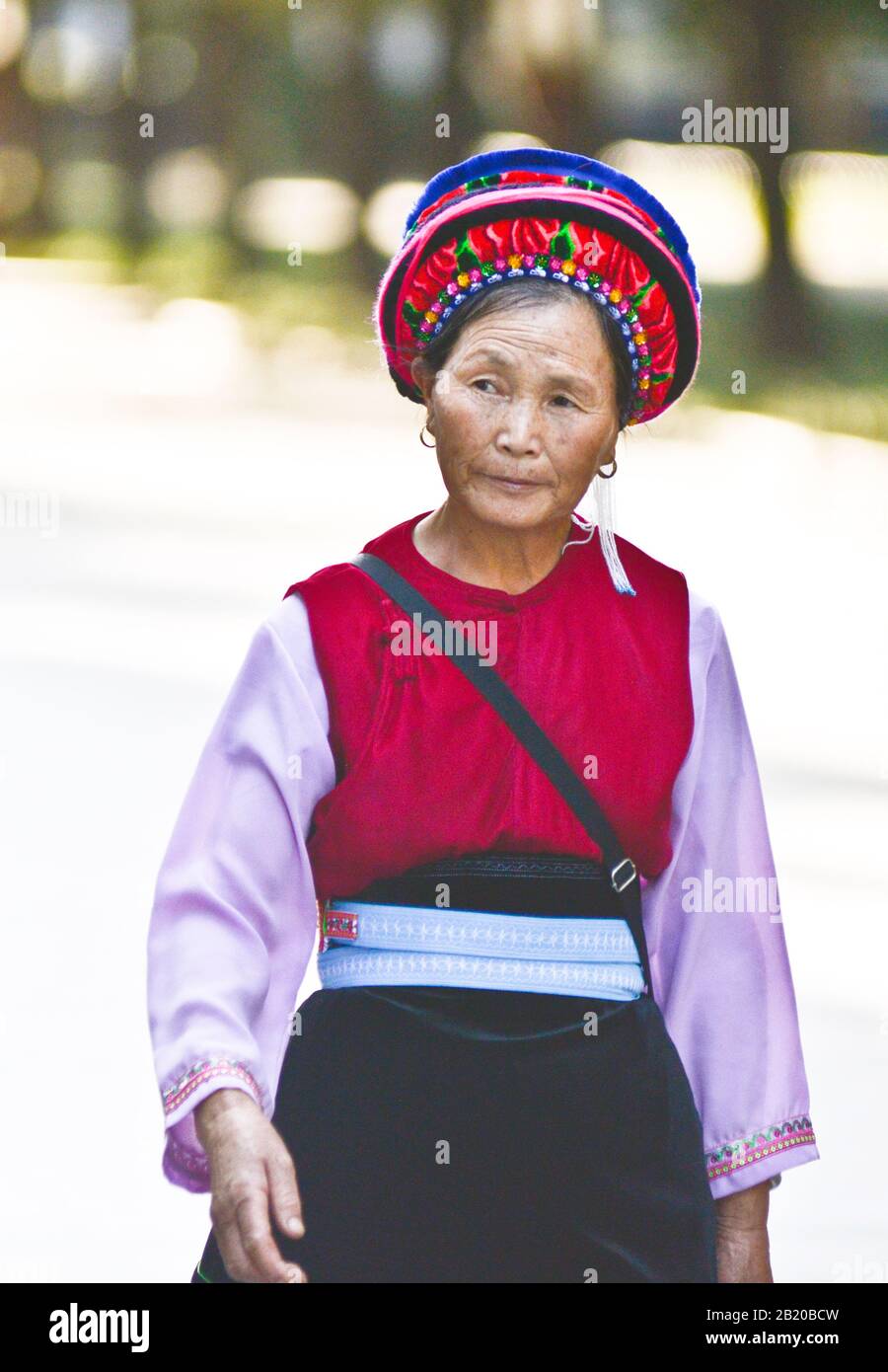 Signora cinese vestita con costume tradizionale. Tempio Del Cielo, Pechino, Cina Foto Stock