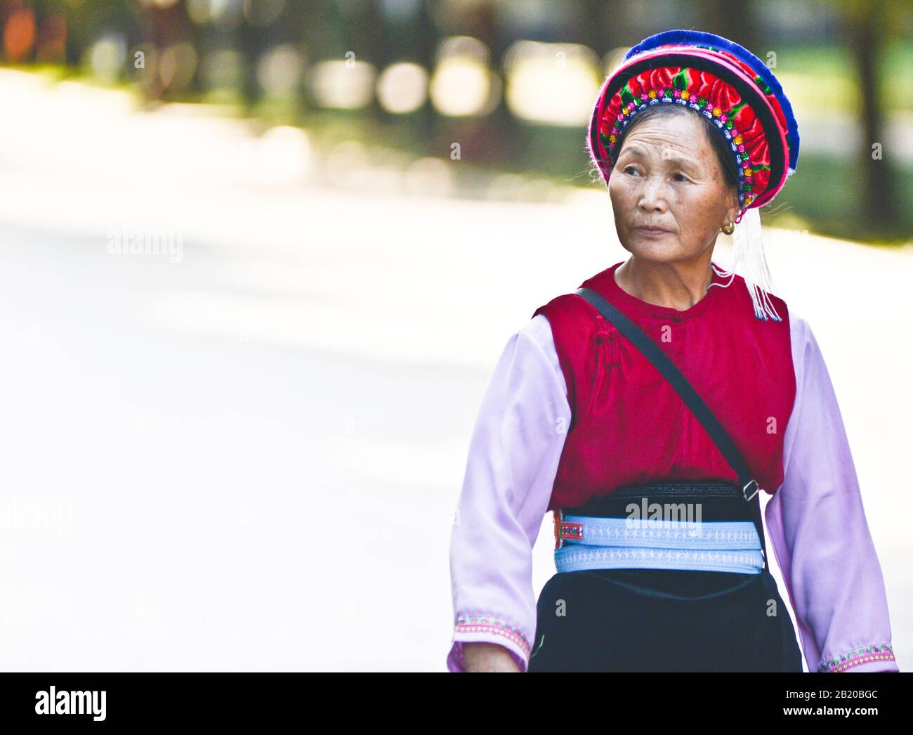 Signora cinese vestita con costume tradizionale. Tempio Del Cielo, Pechino, Cina Foto Stock