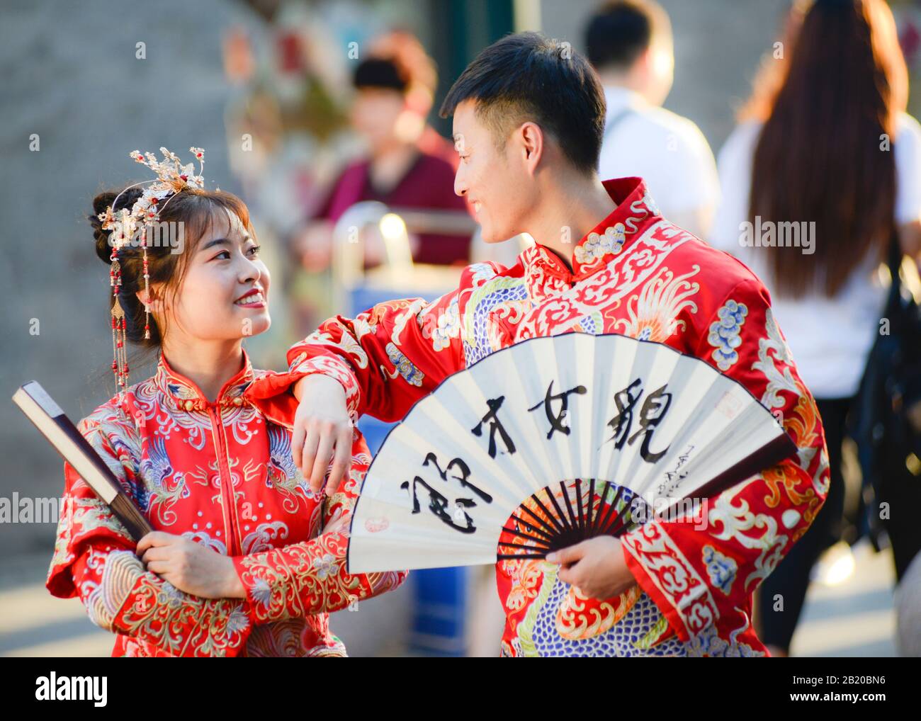 Coppia cinese in posa per le foto di nozze. Qianmen Street, Pechino, Cina Foto Stock