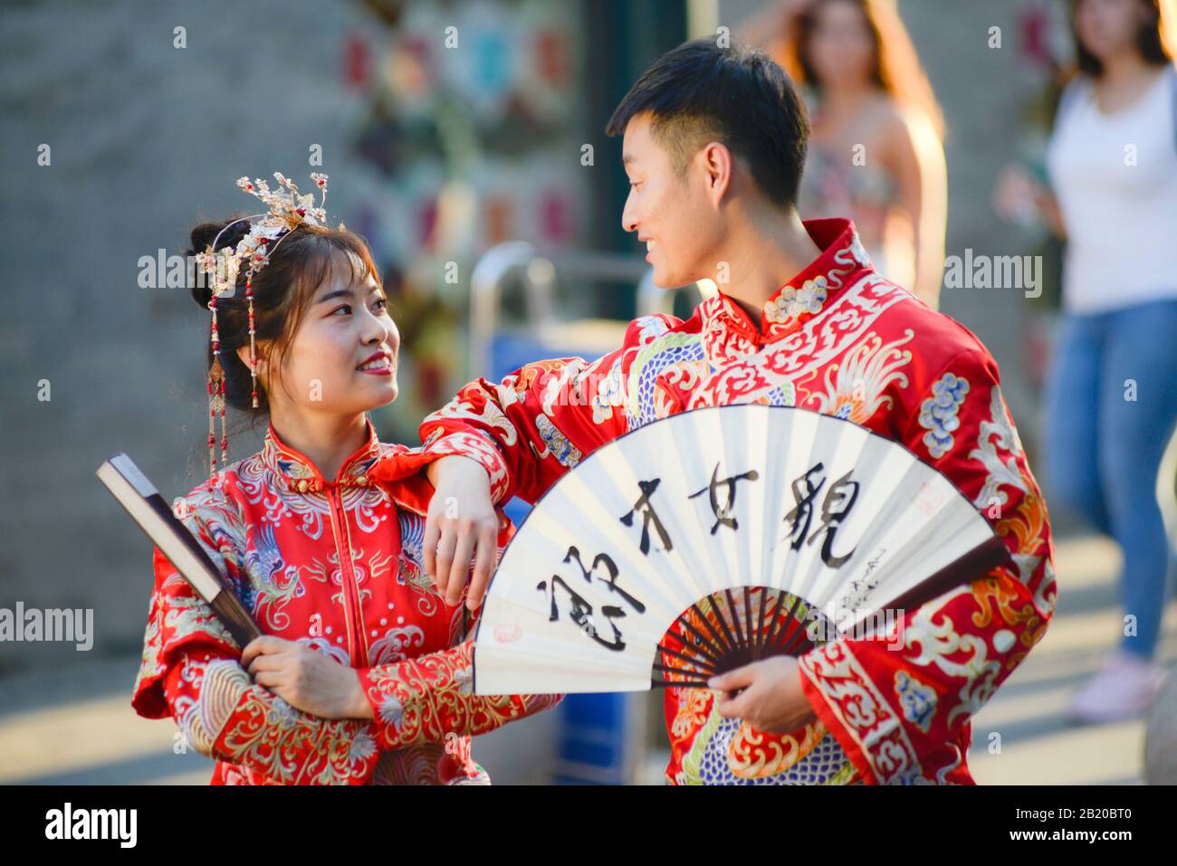 Coppia cinese in posa per le foto di nozze. Qianmen Street, Pechino, Cina Foto Stock