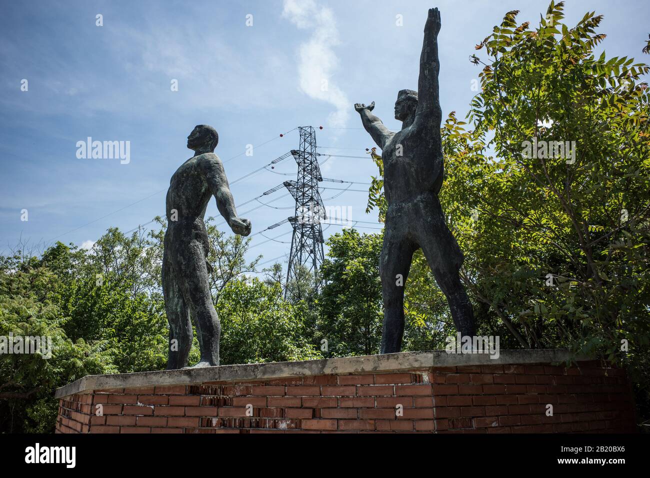 ARTE COMUNISTA - KARL MARX,LENINE SOSTENITORI ED EROI DEL PARTITO OPERAIO SI SONO RIUNITI IN UN UNICO POSTO - MEMENTO PARK BUDAPEST - ERA SOVIETICA - ARTE UFFICIALE COMUNISTA © FRÉDÉRIC BEAUMONT Foto Stock