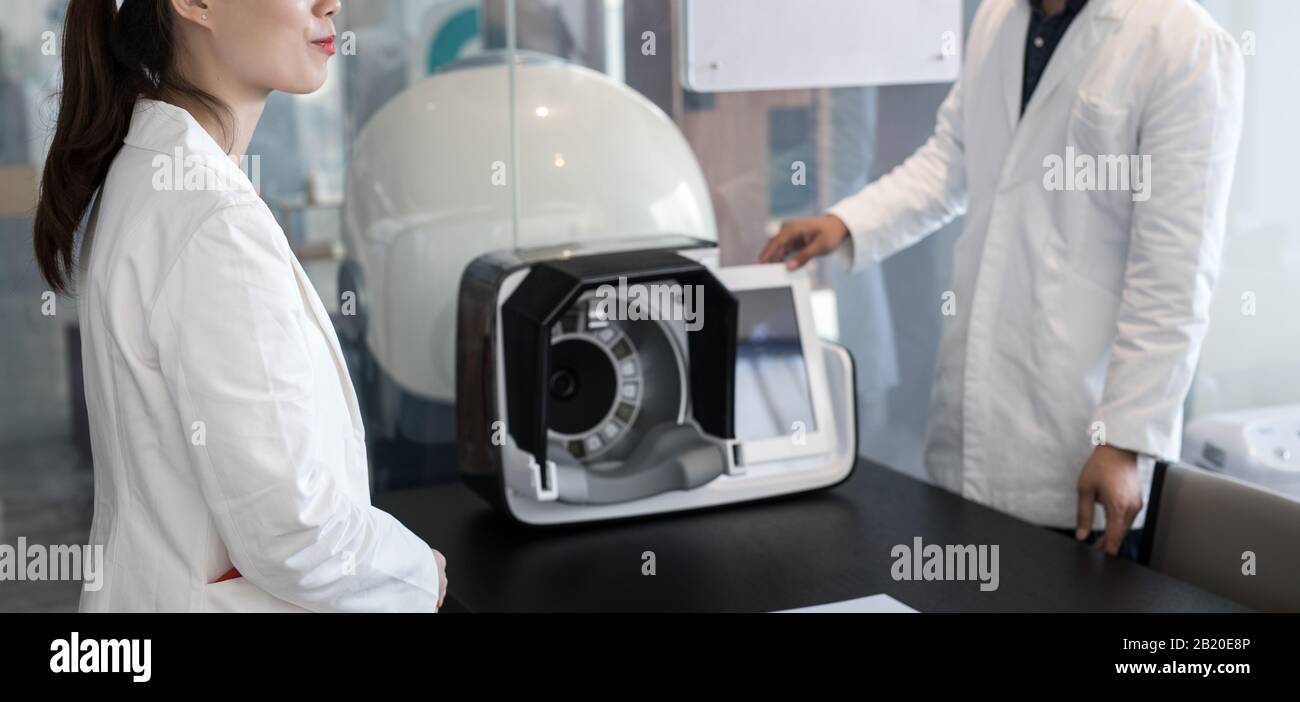 Pechino, СHINA - 01 GIUGNO 2019: I medici si sono avvicinati alle moderne apparecchiature di diagnostica sanitaria. Foto Stock