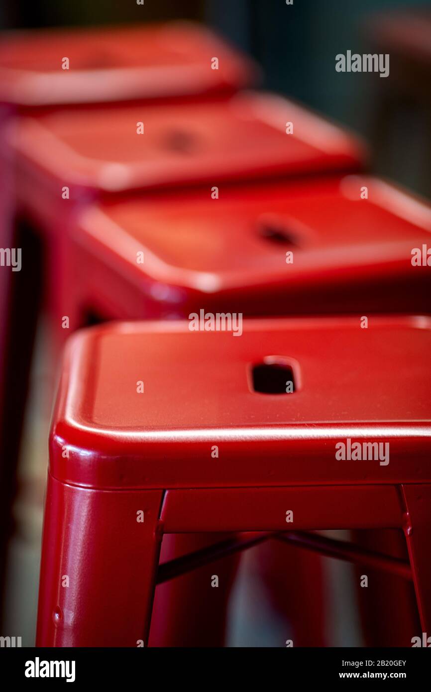 primo piano di sedie rosse in plastica, profondità di campo poco profonda Foto Stock