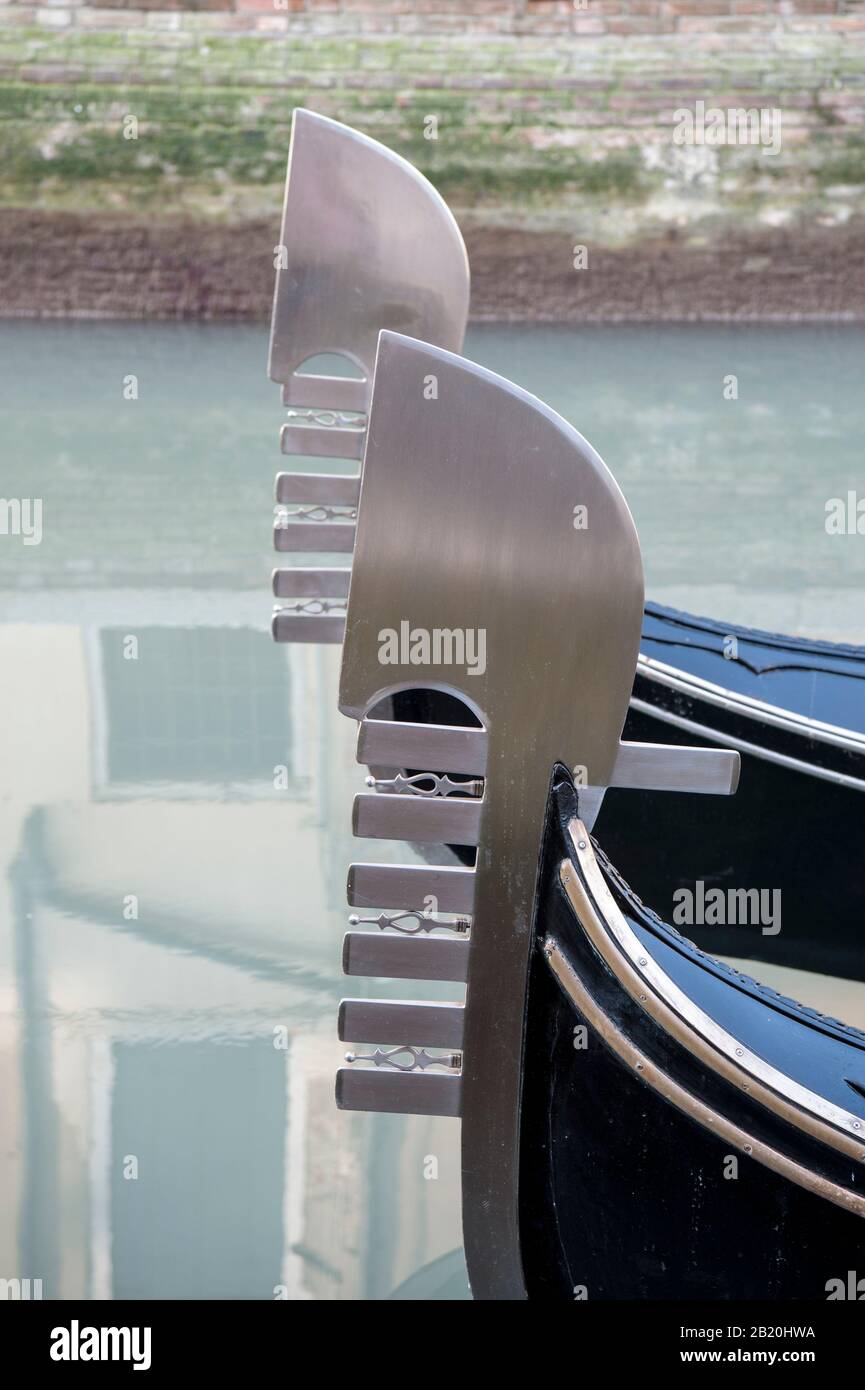Il tipico pettine o ferro prua (ferro) della gondola ha lo scopo di  proteggere la prua da eventuali urti e anche come abbellimento Foto stock -  Alamy