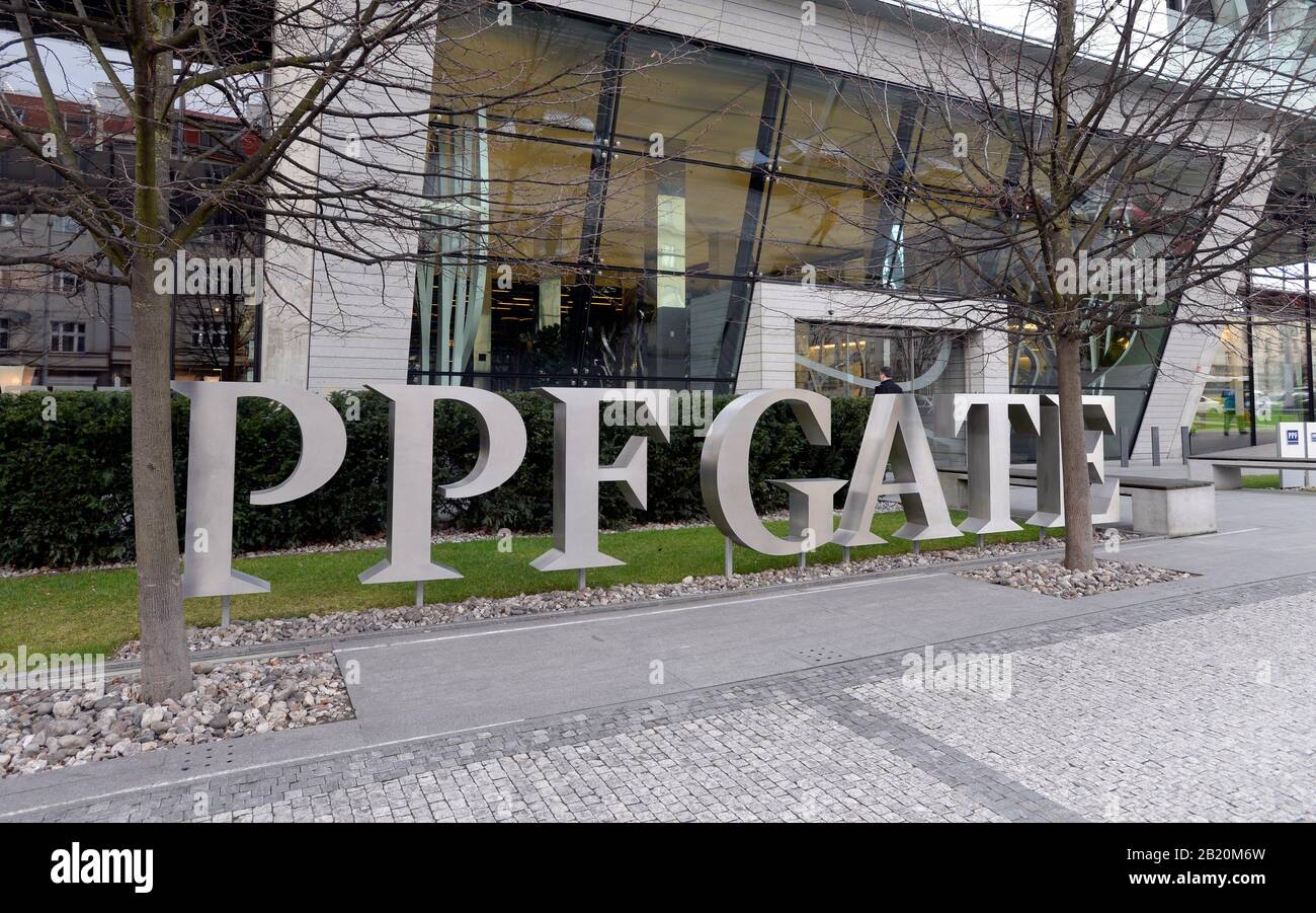 Gli azionisti della Central European Media Enterprises (CME) hanno approvato l'acquisizione della media Company da parte del gruppo PPF (nella foto sede PPF a Praga, Repubblica Ceca, 28 febbraio 2020) del miliardario Petr Kellner all'odierna assemblea generale straordinaria, ha dichiarato CME sul suo sito web. L'affare vale circa 2.1mld di USD (oltre Kc48bn).CME gestisce stazioni televisive in cinque paesi dell'Europa centrale e orientale, compresa la TV privata ceca Nova. (Foto Ctk/Katerina Sulova) Foto Stock