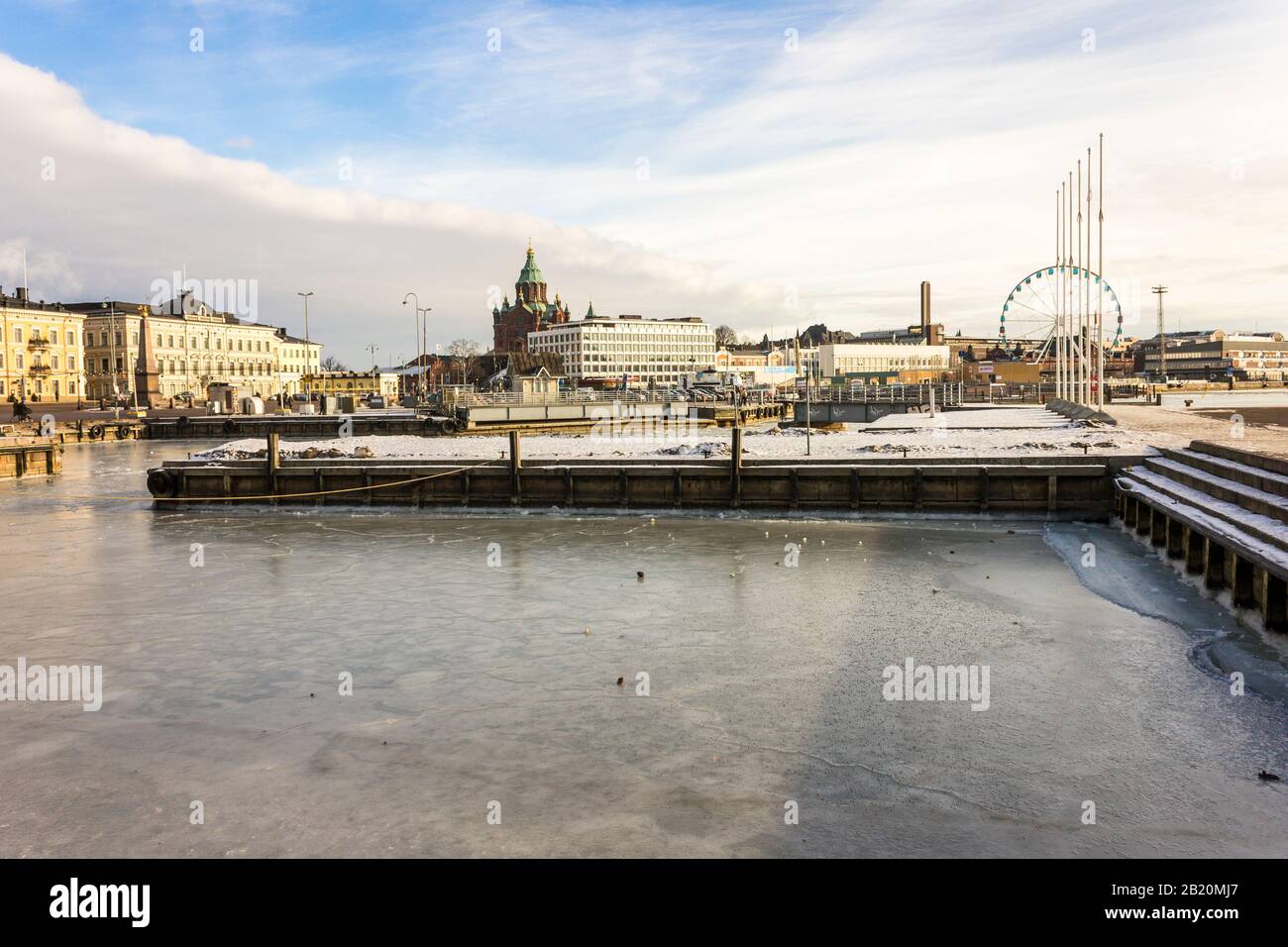 Helsinki, Finlandia. Vista sulle acque ghiacciate che circondano la città vecchia in una fredda giornata invernale, coperte di ghiaccio e neve Foto Stock