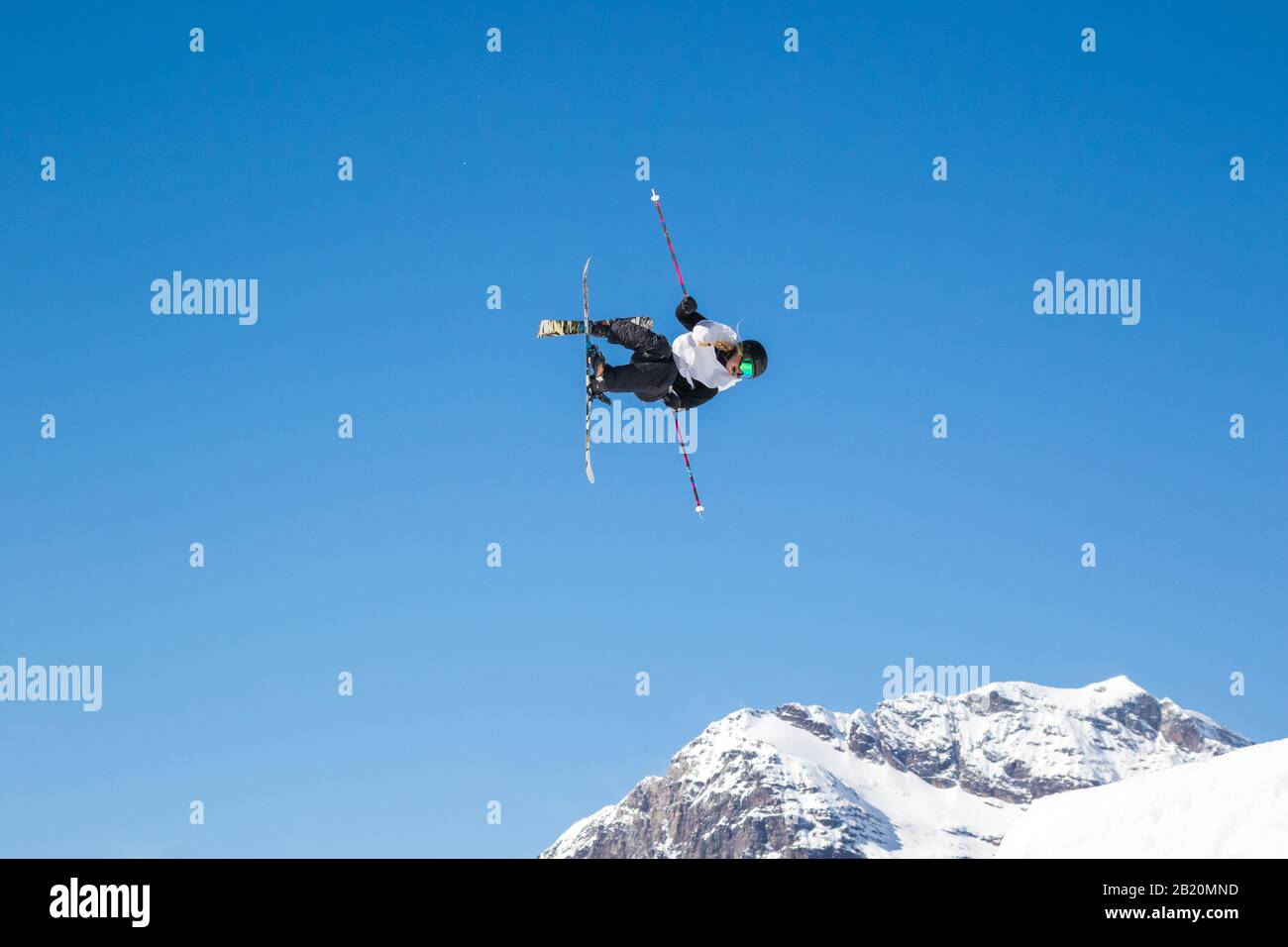 salto acrobatico freestyle sugli sci Foto Stock