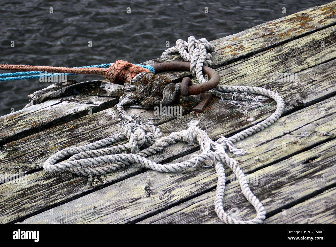 Vecchie corde logorate sulle vecchie stalle stagionato di Hamina, Finlandia Foto Stock