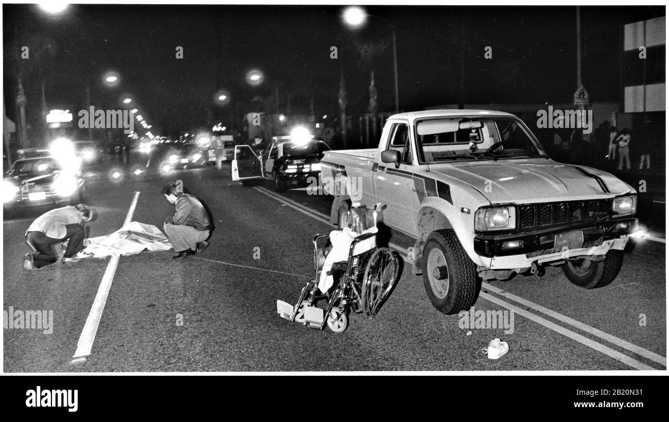 Un autista del pickup ha colpito l'uomo legato alla sedia a rotelle a Los Angeles e lo ha ucciso: La polizia ha pensato che sarebbe stato un suicidio a causa della depressione. Foto Stock