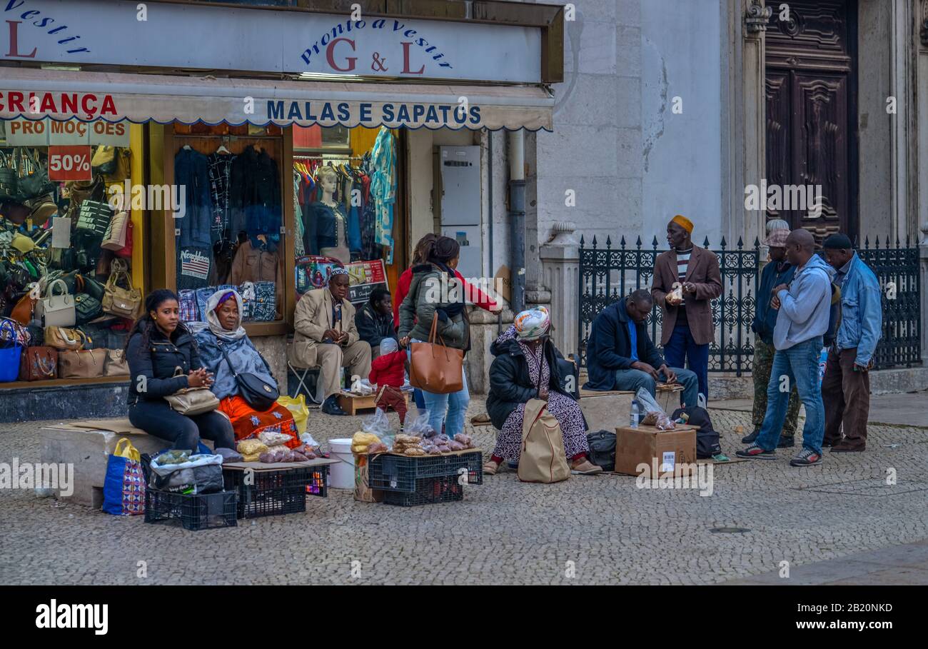 Migranten, Verkaufsstand, Largo Sao Domingos, Lissabon, Portogallo Foto Stock