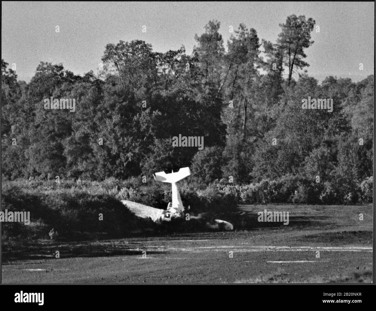 Momento di impatto 1973 di privato rubato Aerocoup singolo aereo motore appena a nord di Redding CA dove il pilota è stato ucciso, tentativo di salvataggio da parte degli sceriffi Foto Stock