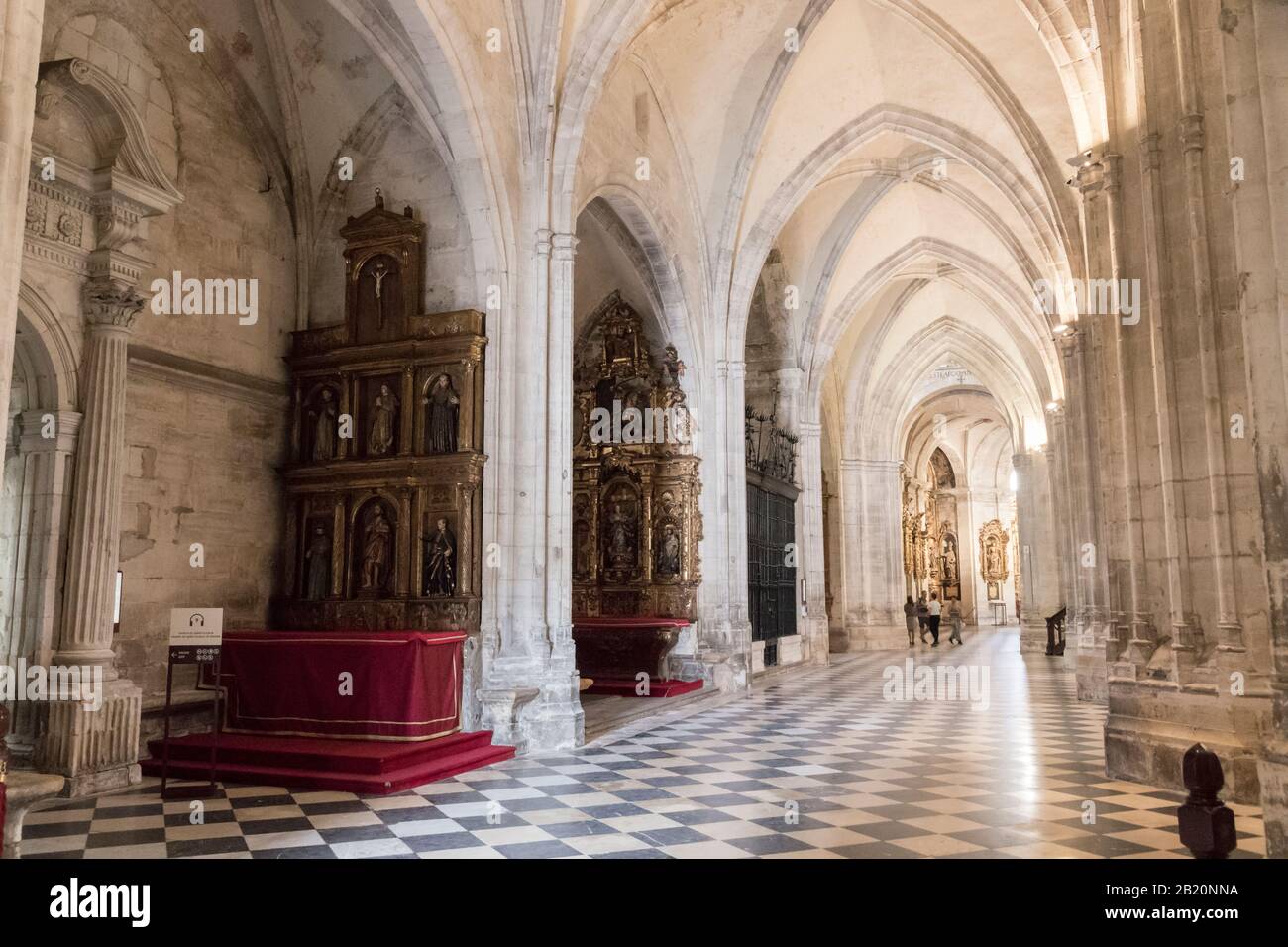 Oviedo, Spagna. L'interno della navata principale della Catedral de San Salvador (Basilica Cattedrale del Santo Salvatore) Foto Stock