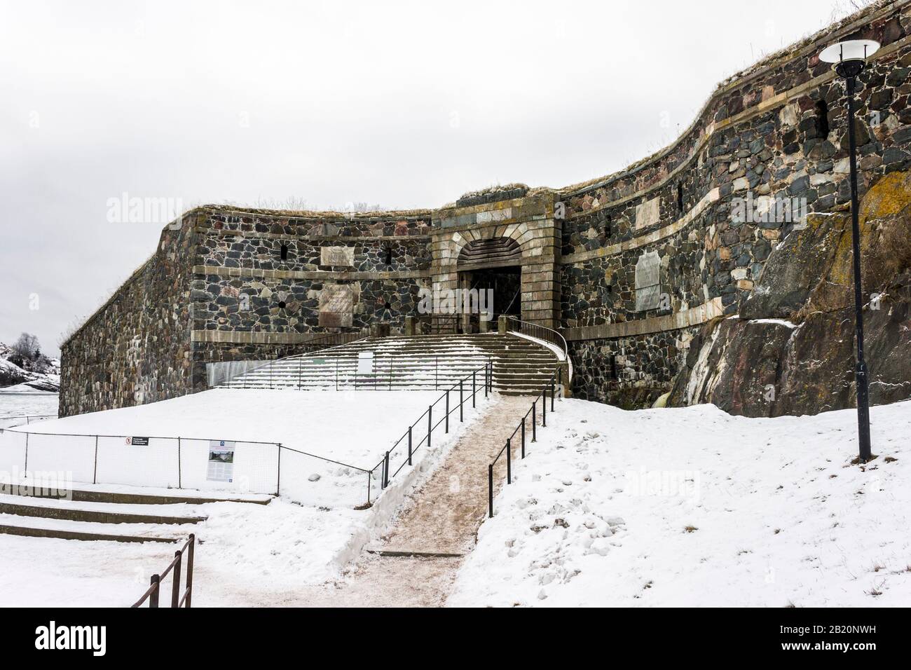 Helsinki, Finlandia. La porta del Re (Kuninkaanportti) ingresso principale all'isola della fortezza sul mare di Suomenlinna. Patrimonio dell'umanità dal 1991 Foto Stock