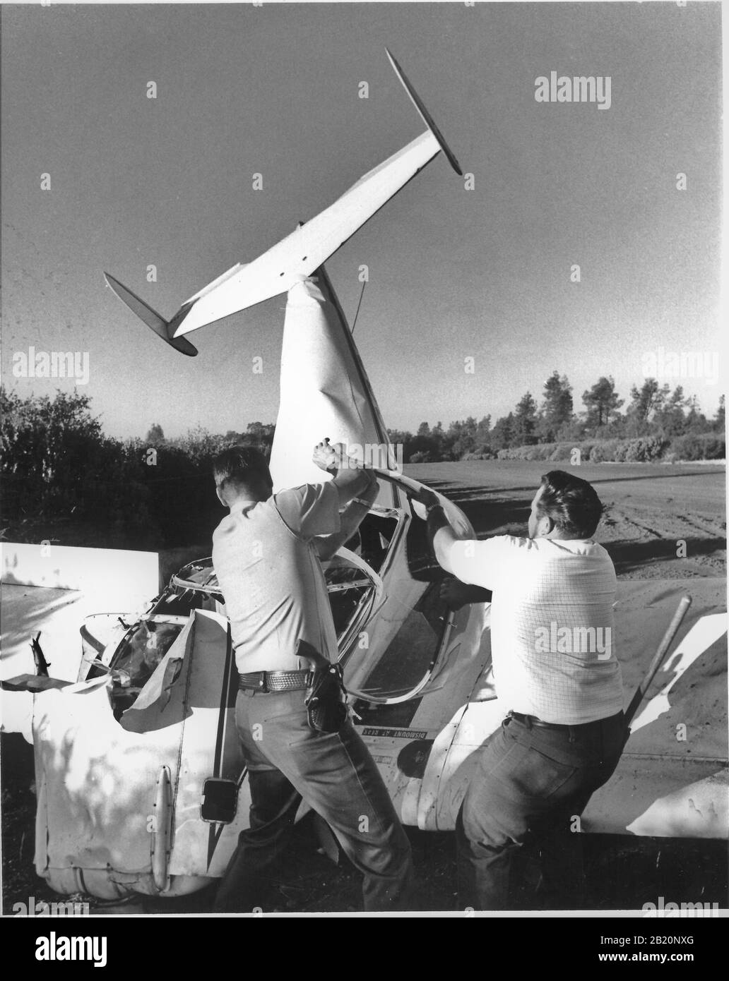 Momento di impatto 1973 di privato rubato Aerocoup singolo aereo motore appena a nord di Redding CA dove il pilota è stato ucciso, tentativo di salvataggio da parte degli sceriffi Foto Stock