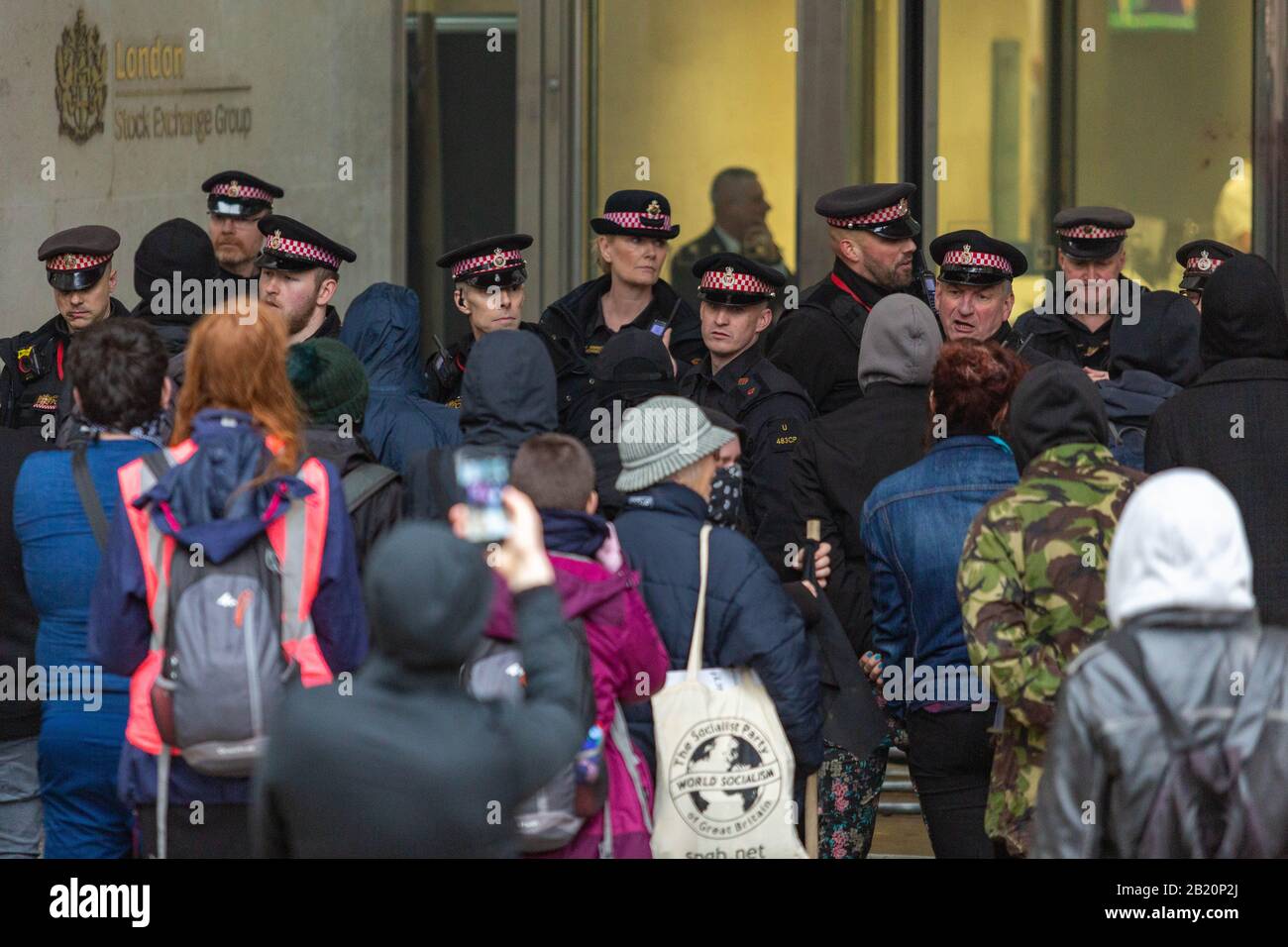 Londra, Regno Unito. 28th Feb, 2020. Vari gruppi anarchici e anticapitalisti si radunano presso la Bank of England prima di procedere al blocco della Borsa di Paternoster Sq. I gruppi sono contrari a quella che vedono come una distruzione intenzionale degli ecosistemi della Terra e del sistema capitalista che sostiene questo processo. Penelope Barritt/Alamy Live News Foto Stock