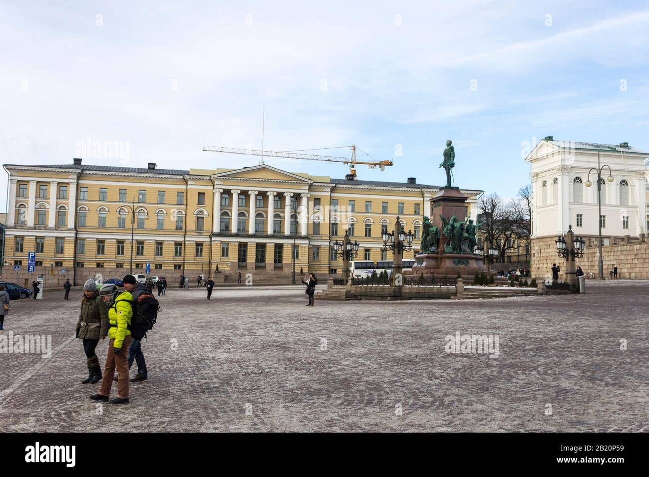 Helsinki, Finlandia. Piazza del Senato (Senaatintori), piazza pubblica con edifici neoclassici in una fredda giornata invernale, coperta di ghiaccio e neve Foto Stock