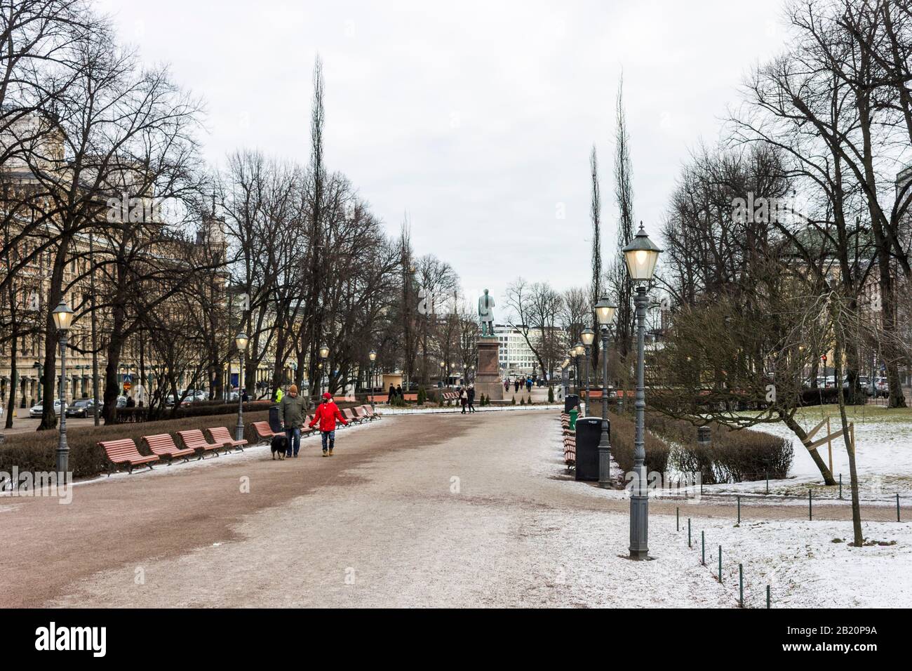 Helsinki, Finlandia. Vista su Esplanadi, un viale spianato e parco urbano in una fredda giornata invernale, coperto di ghiaccio e neve Foto Stock