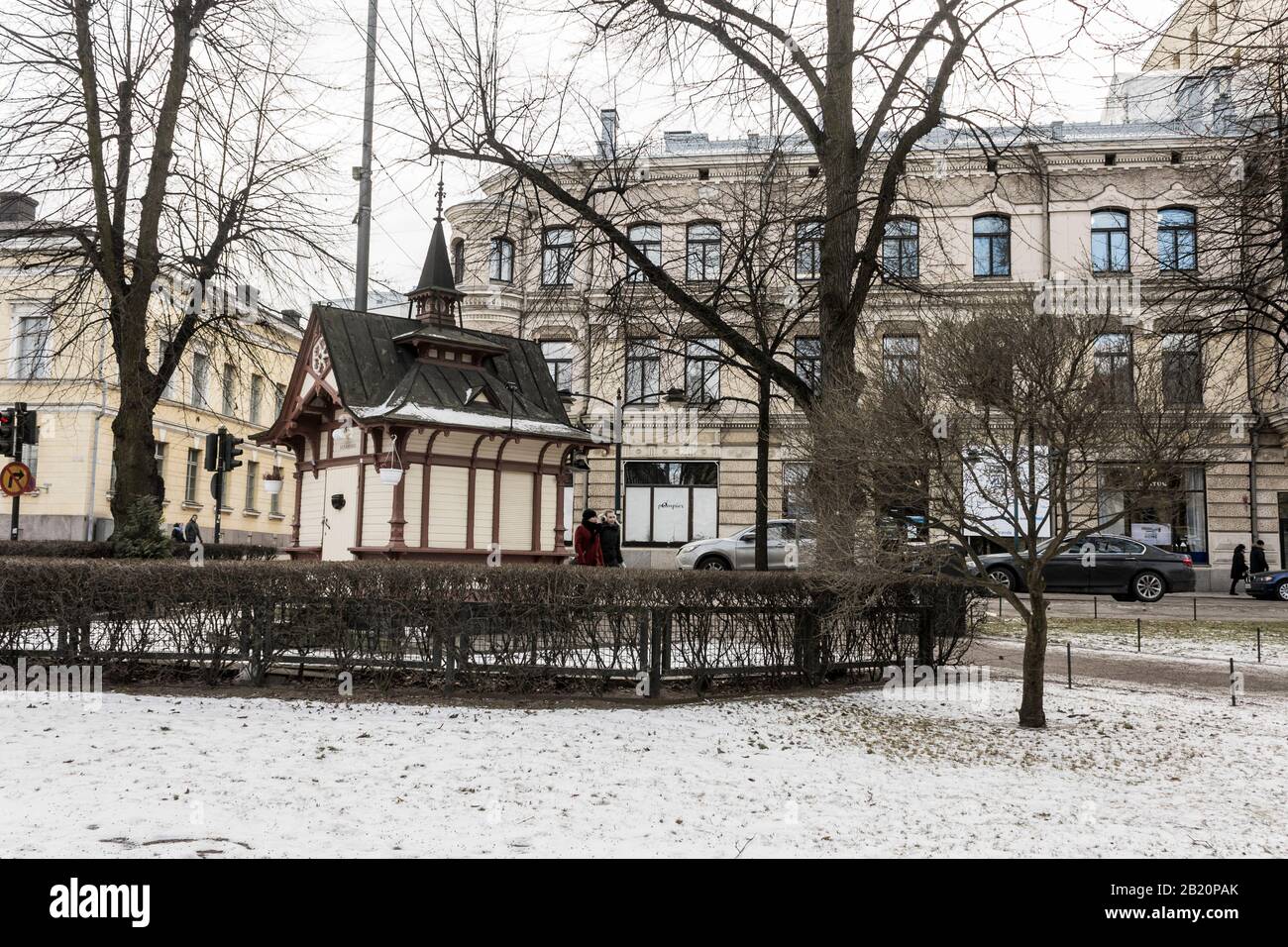 Helsinki, Finlandia. Vista su Esplanadi, un viale spianato e parco urbano in una fredda giornata invernale, coperto di ghiaccio e neve Foto Stock