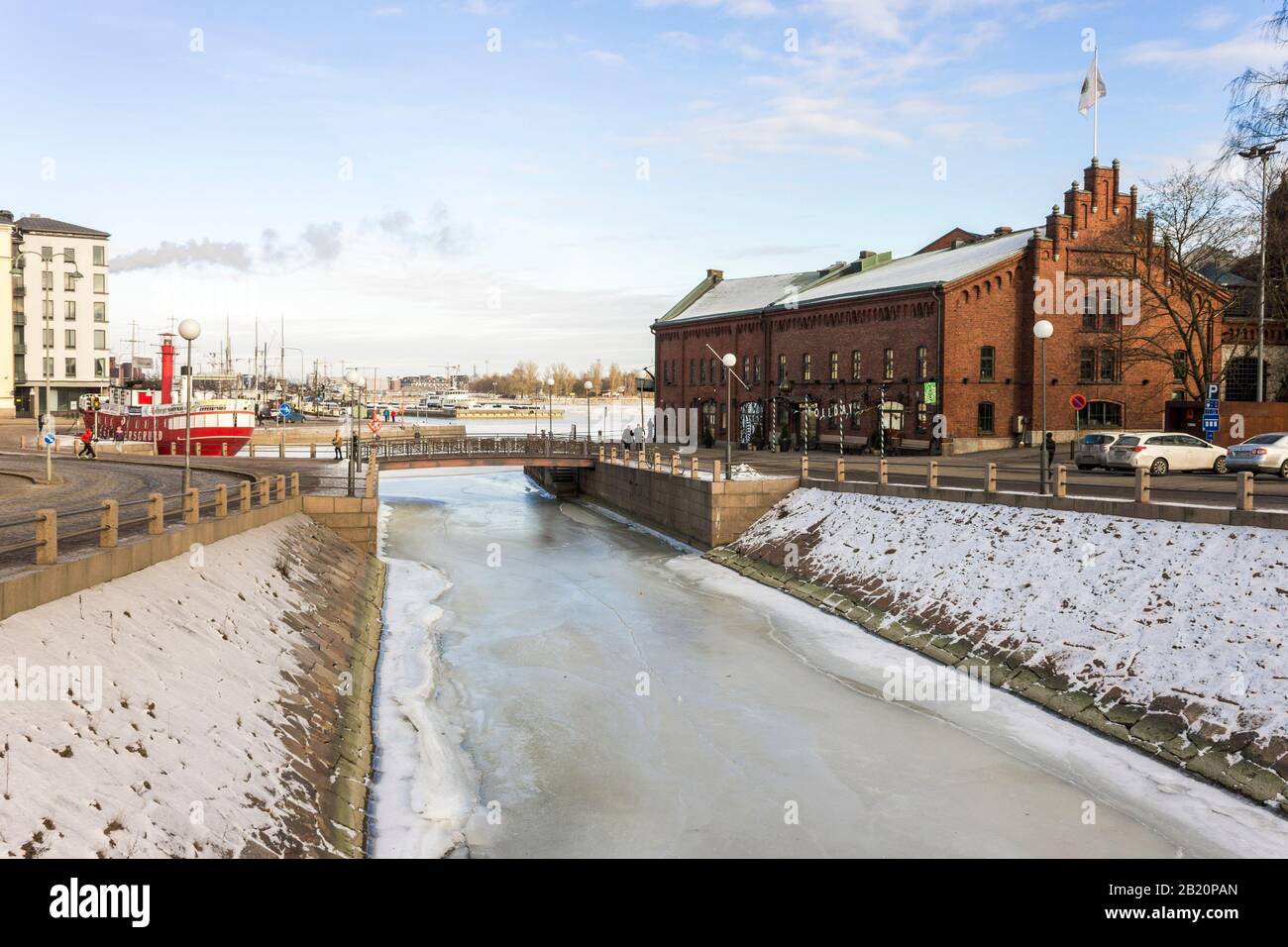 Helsinki, Finlandia. Vista sulle acque ghiacciate che circondano la città vecchia in una fredda giornata invernale, coperte di ghiaccio e neve Foto Stock
