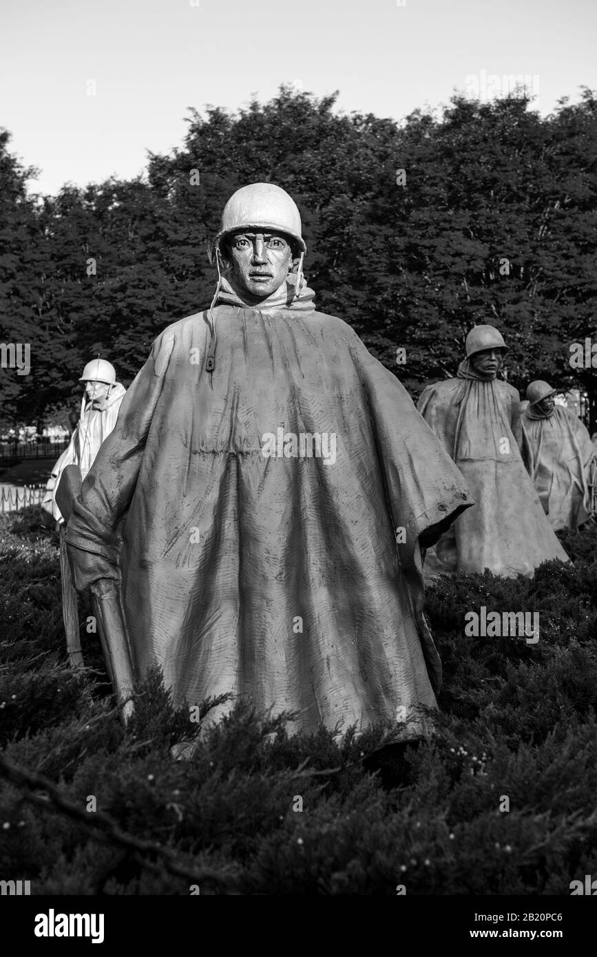 Una versione in bianco e nero delle figure a grandezza naturale del Korean War Memorial, Washington DC Foto Stock