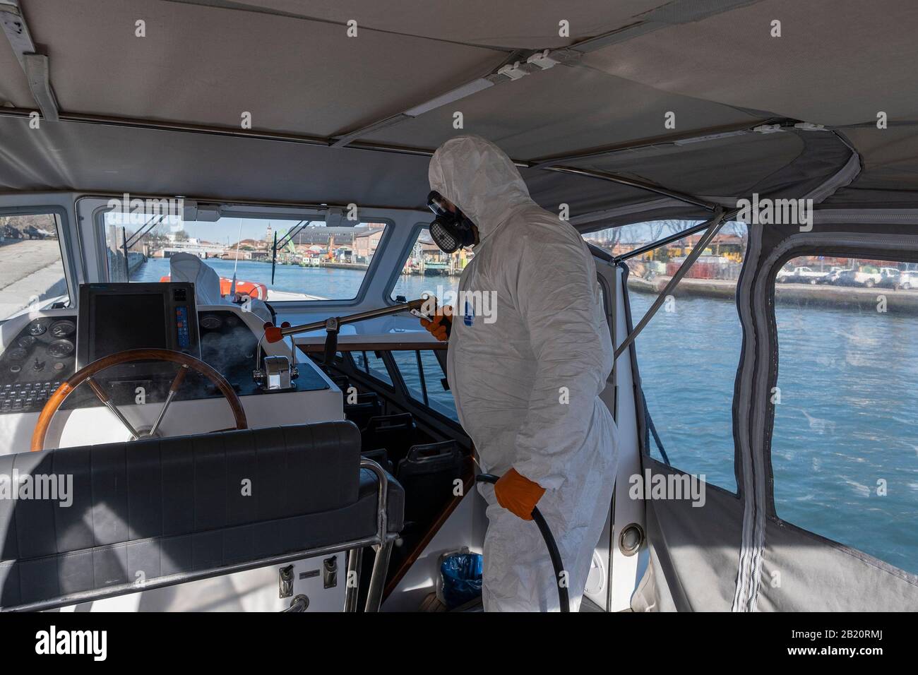 Venezia, Italia. 28th Feb, 2020. I battelli attraccano in attesa di essere disinfettati nel deposito della compagnia di trasporto veneziana Alilaguna per il Coronavirus il 26 febbraio 2020 a Venezia, Italia. Il 28 febbraio 2020 a Venezia, Italia. Credito: Risveglio/Alamy Live News/ Stefano Mazzola Foto Stock