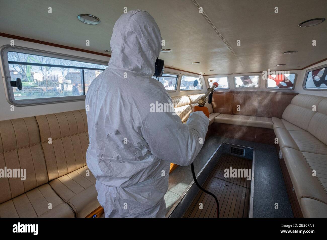Venezia, Italia. 28th Feb, 2020. I battelli attraccano in attesa di essere disinfettati nel deposito della compagnia di trasporto veneziana Alilaguna per il Coronavirus il 26 febbraio 2020 a Venezia, Italia. Il 28 febbraio 2020 a Venezia, Italia. Credito: Risveglio/Alamy Live News/ Stefano Mazzola Foto Stock