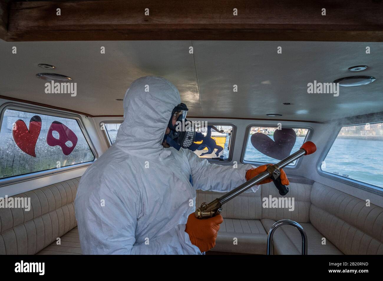 Venezia, Italia. 28th Feb, 2020. I battelli attraccano in attesa di essere disinfettati nel deposito della compagnia di trasporto veneziana Alilaguna per il Coronavirus il 26 febbraio 2020 a Venezia, Italia. Il 28 febbraio 2020 a Venezia, Italia. Credito: Risveglio/Alamy Live News/ Stefano Mazzola Foto Stock