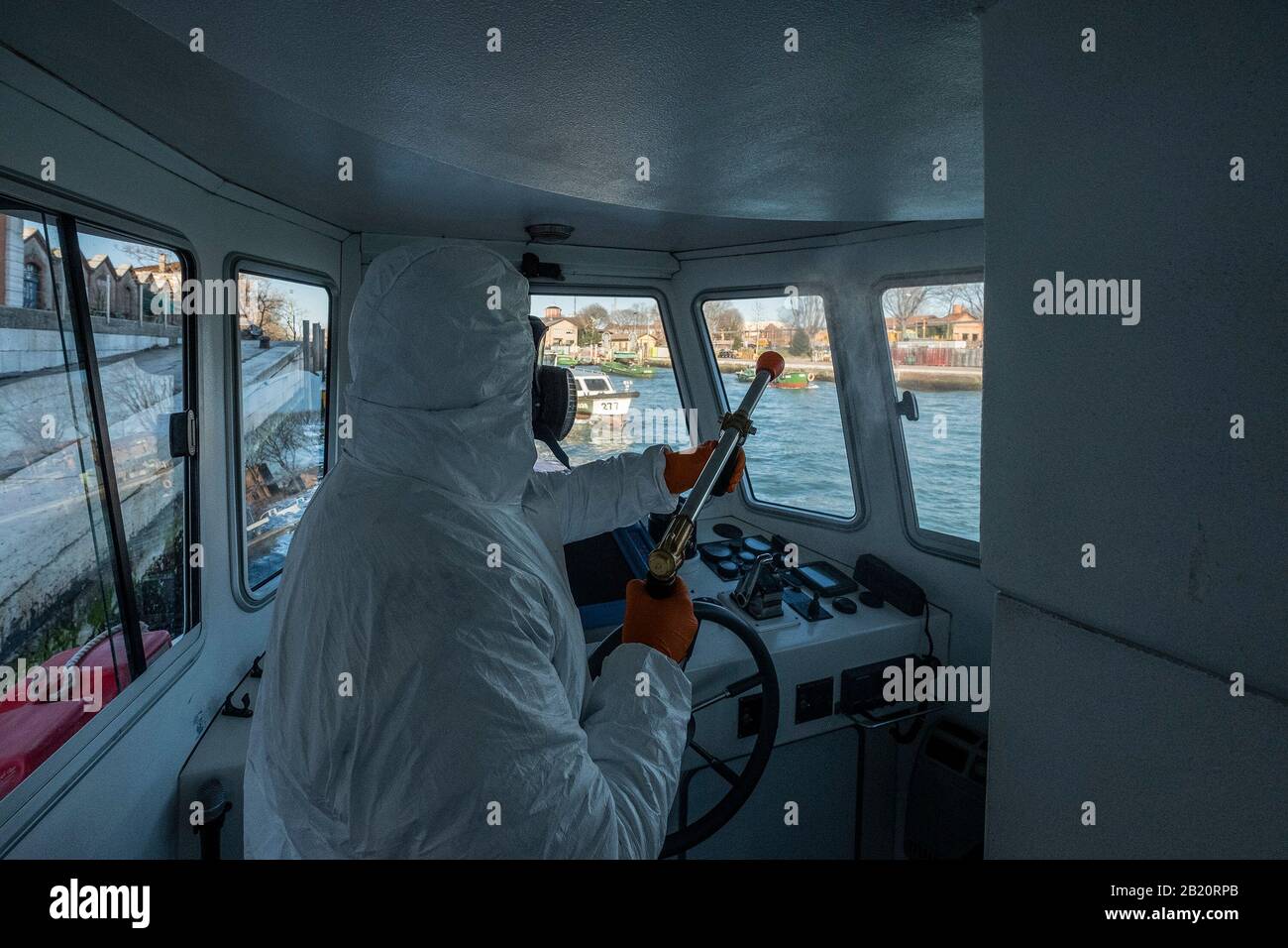 Venezia, Italia. 28th Feb, 2020. I battelli attraccano in attesa di essere disinfettati nel deposito della compagnia di trasporto veneziana Alilaguna per il Coronavirus il 26 febbraio 2020 a Venezia, Italia. Il 28 febbraio 2020 a Venezia, Italia. Credito: Risveglio/Alamy Live News/ Stefano Mazzola Foto Stock