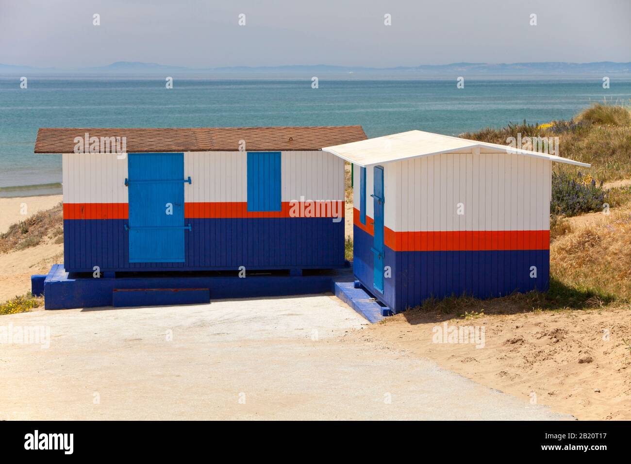 Un rifugio bagnino su una spiaggia spagnola che si affaccia sul mediterraneo con il Nord Africa sullo sfondo Foto Stock